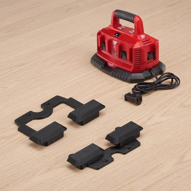 Support mural imprimé 3D pour chargeur Milwaukee M18 fixé sur un panneau d'atelier