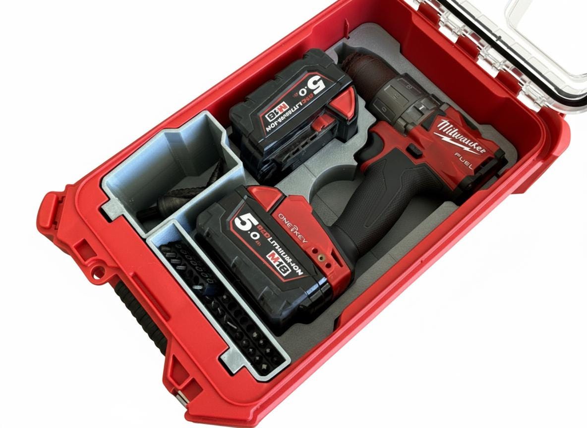 Insert Packout M18 FPD3 avec perceuse Milwaukee M18 FUEL Gen 4, batteries et forets dans le coffre 4932464083