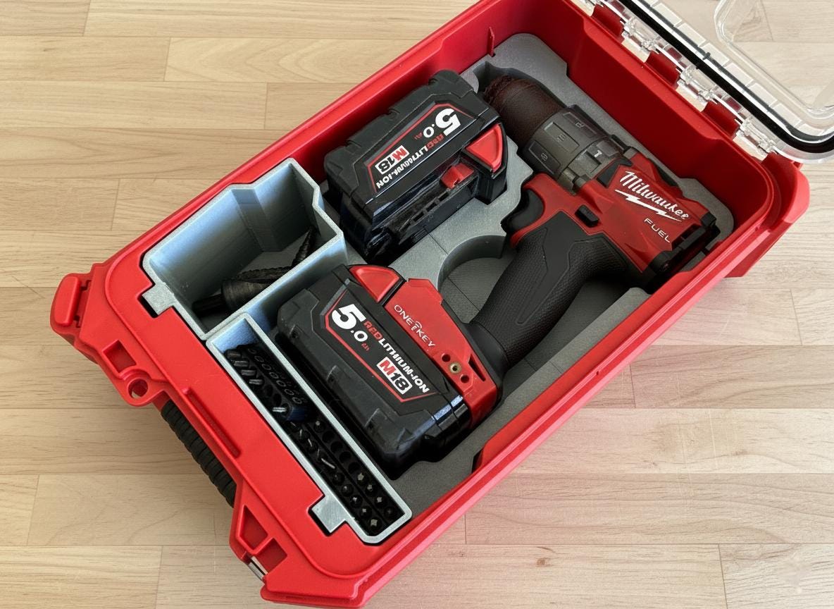 Perceuse Milwaukee M18 FPD3 et deux batteries M18 calées dans l'insert Packout imprimé 3D