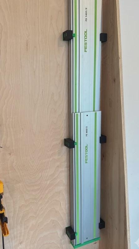Rails de guidage Festool FS 1400 et FS 1900 rangés sur leur fixation murale