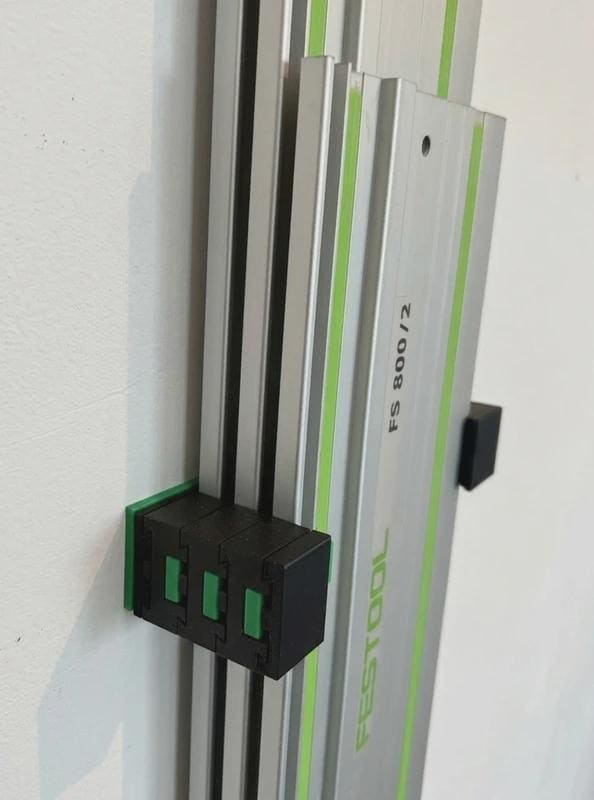 Support mural imprimé 3D pour rails de guidage Festool FS fixé dans un atelier