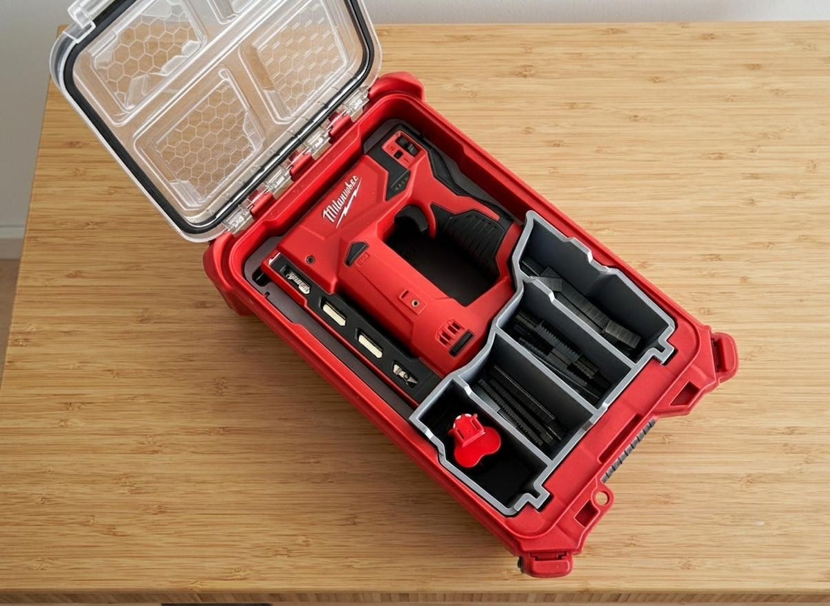 Agrafeuse Milwaukee M12 BST rangée dans son insert Packout imprimé 3D
