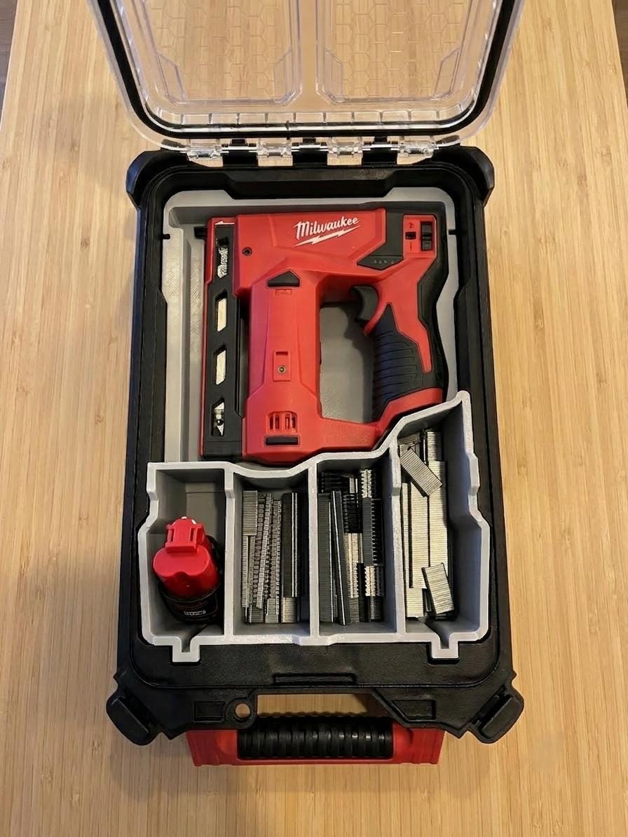 Insert Packout M12 BST avec agrafeuse Milwaukee, batterie et recharges d'agrafes dans le coffre 4932464083