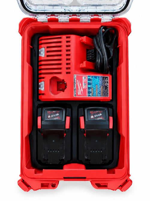 Insert Packout avec chargeur Milwaukee M12-18C et deux batteries M18 installés dans le coffre